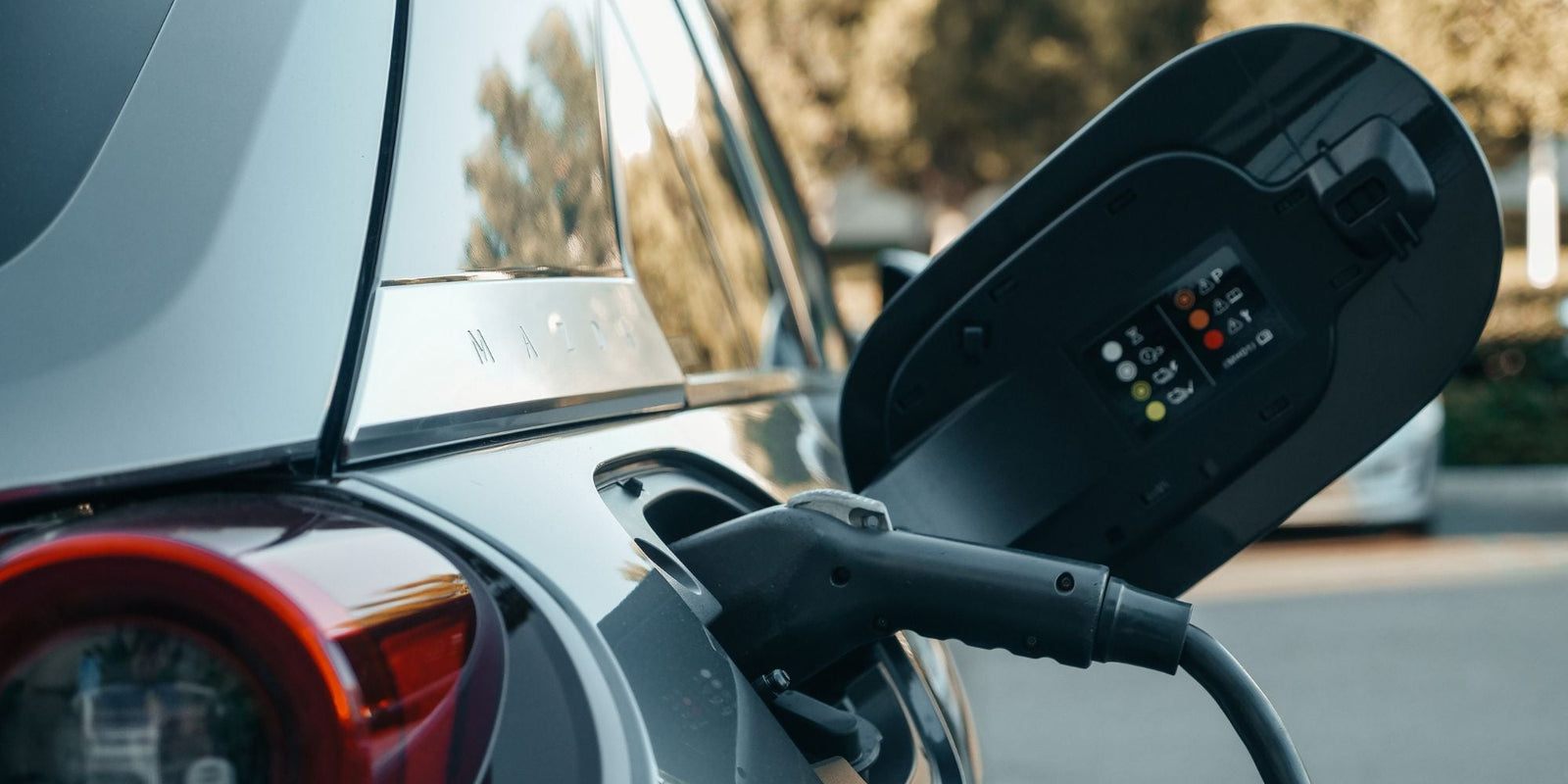 Prise renforcée ou borne de recharge : que choisir ?
