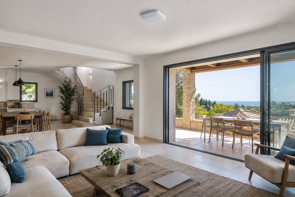 Point d’accès Wi-Fi installé dans une grande maison pour améliorer la couverture intérieure et extérieure