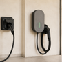 Comparaison entre une prise renforcée et une borne de recharge murale